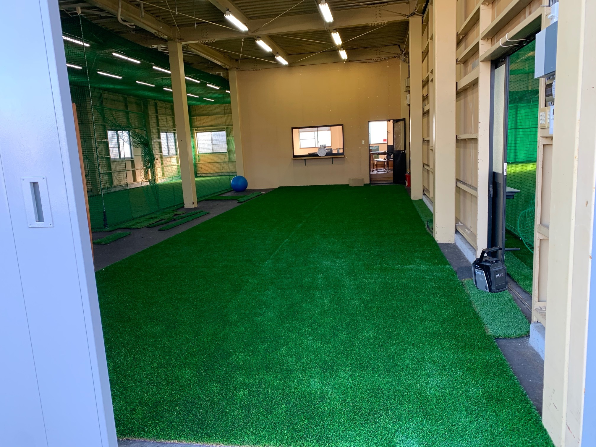 日本プロスポーツ専門学校様室内練習場人工芝グランド施工完了しました 日本プロスポーツ専門学校様室内練習場人工芝グランド施工完了しました